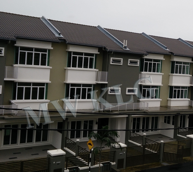 BANDAR PUTERI, JALAN KERONGSANG, CASSAVA, 2.5 STRY TERRACE. 22X75. RM 2000 MONTHLY RENTAL